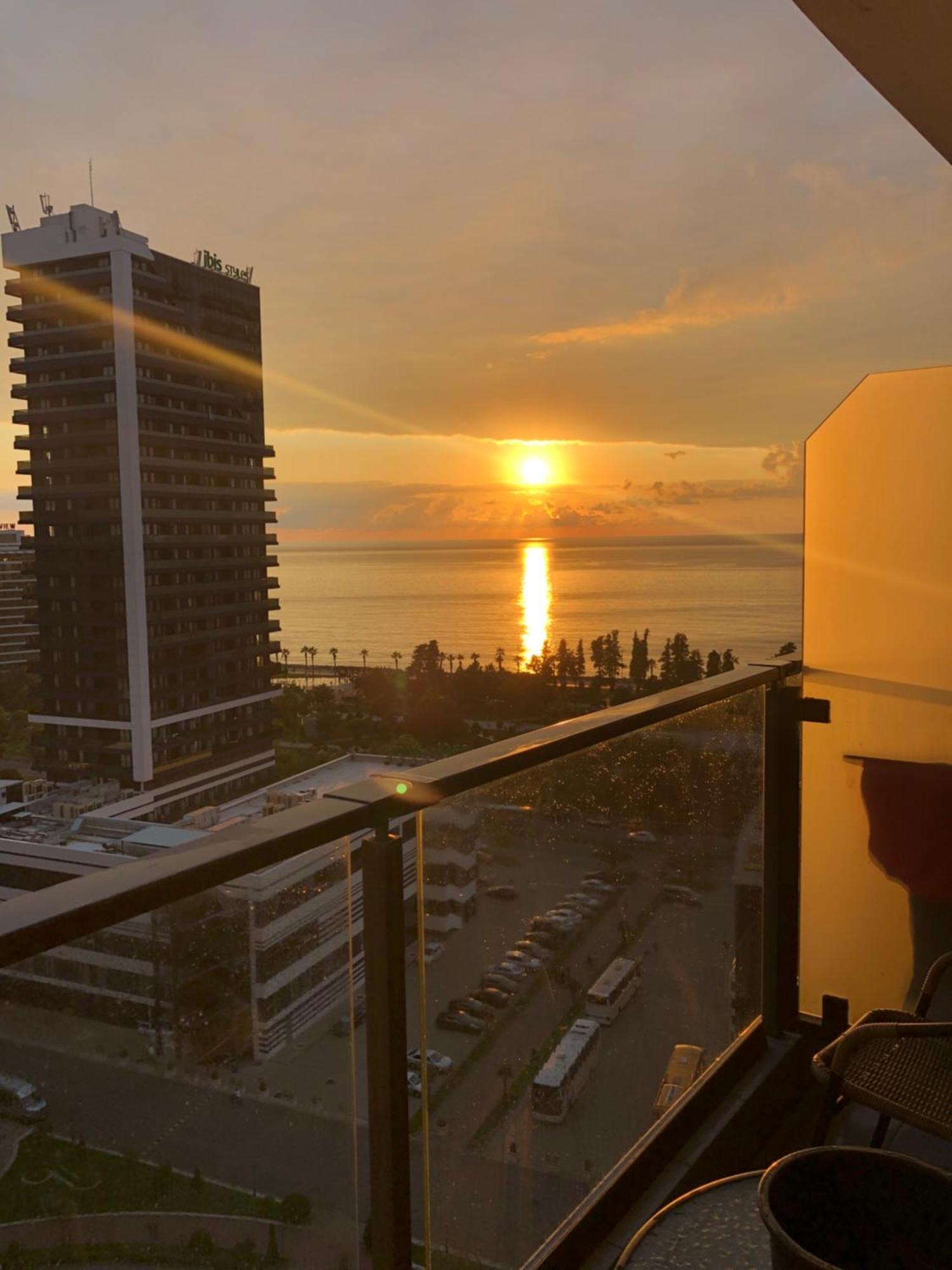 White Apartment Batumi Ngoại thất bức ảnh